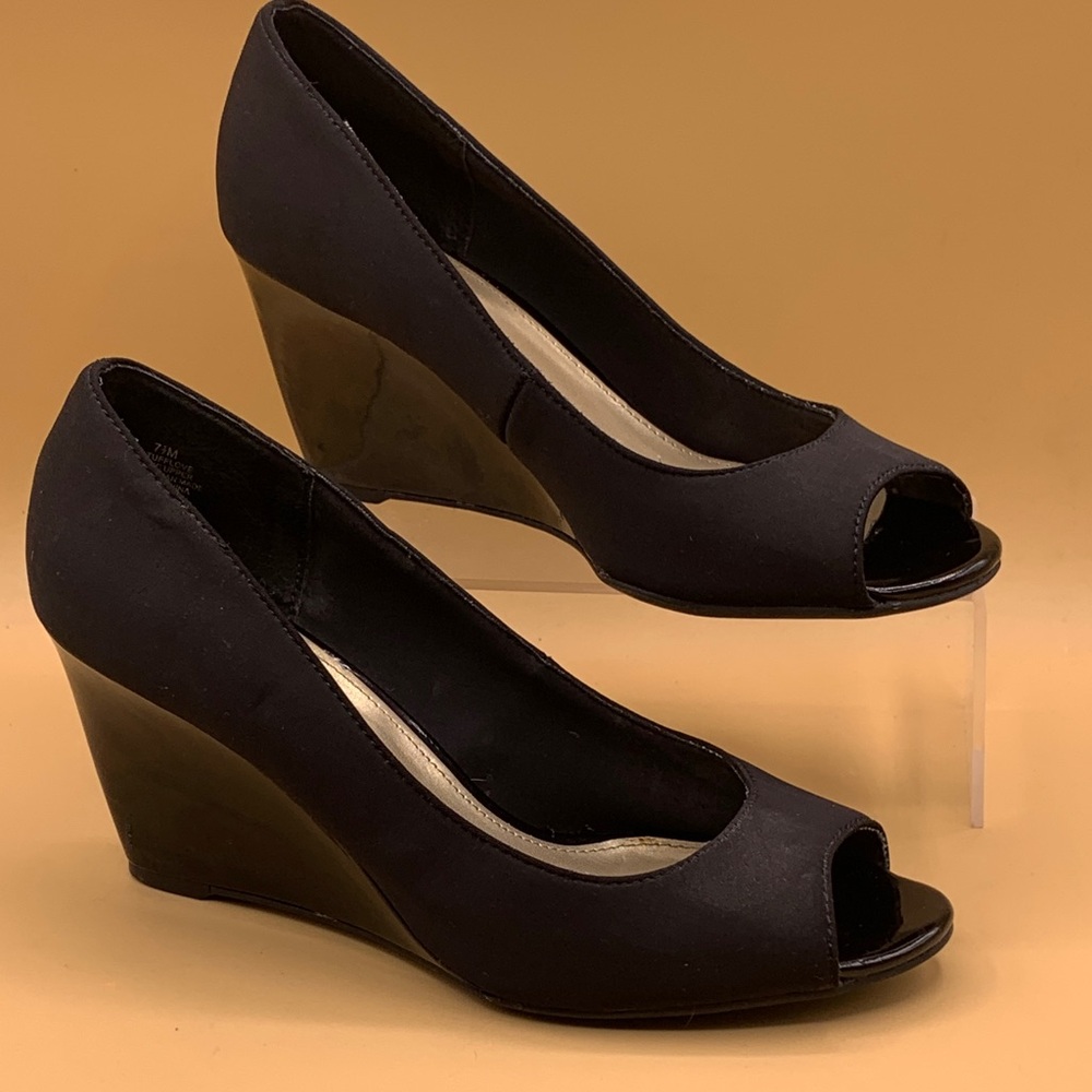Bandolino Women's Classic Black Peep-Toe Wedge Heels - Size 7.5M